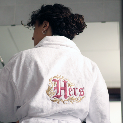 رداء حمام بتطريز كلمة Hers