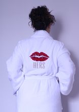 تحميل الصورة في عارض المعرض ، Woman wearing cotton bathrobe with icon of lips on the back. 